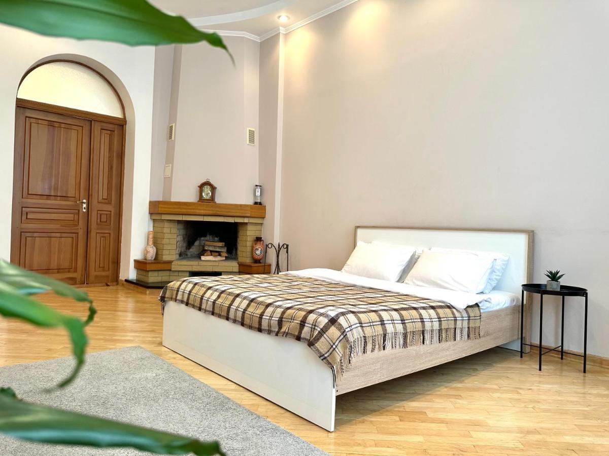 Apartments In The City Center, Near A Theatre, Zlata Plaza Ρίβνε Εξωτερικό φωτογραφία