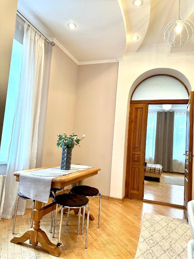 Apartments In The City Center, Near A Theatre, Zlata Plaza Ρίβνε Εξωτερικό φωτογραφία