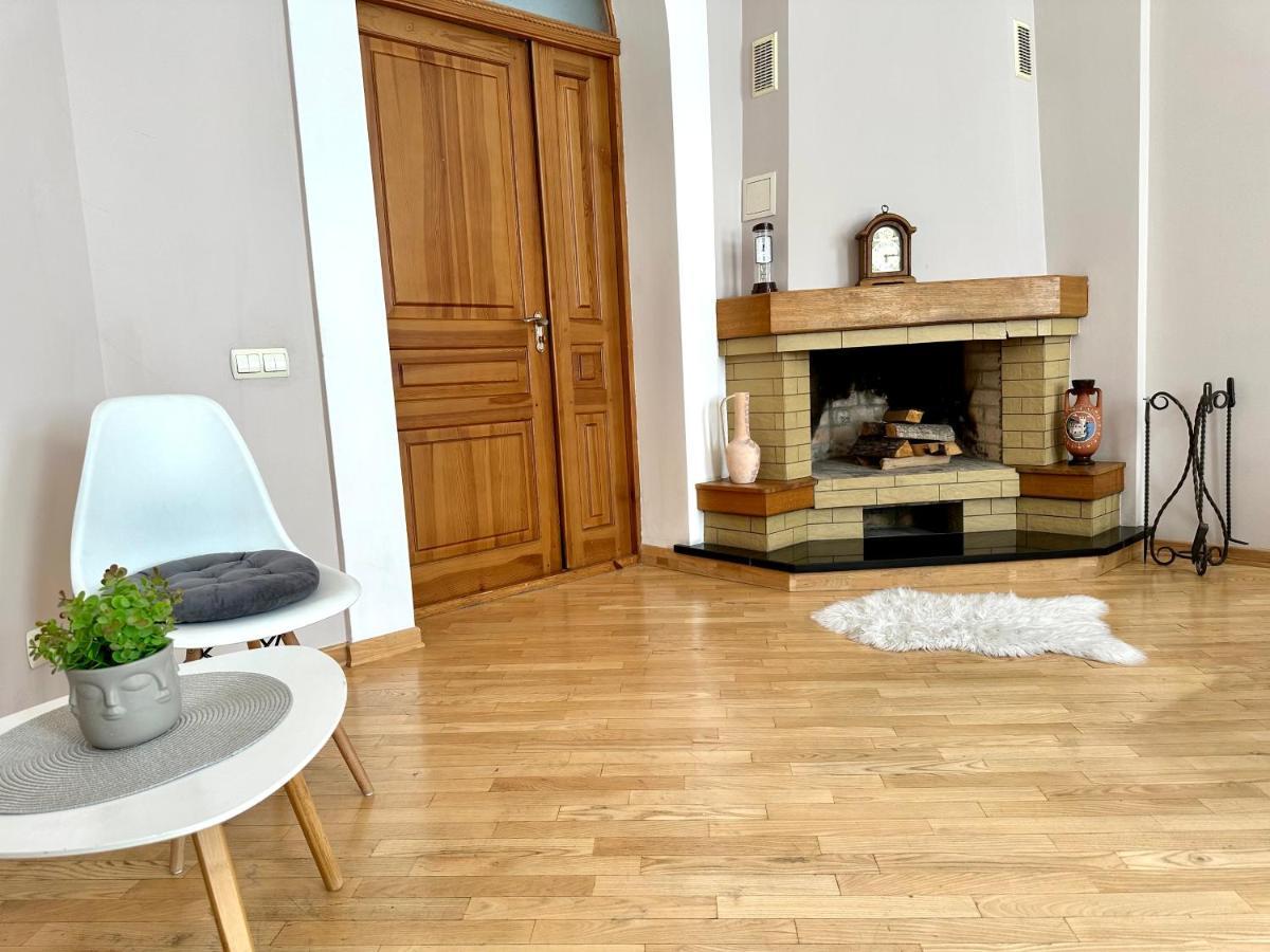 Apartments In The City Center, Near A Theatre, Zlata Plaza Ρίβνε Εξωτερικό φωτογραφία