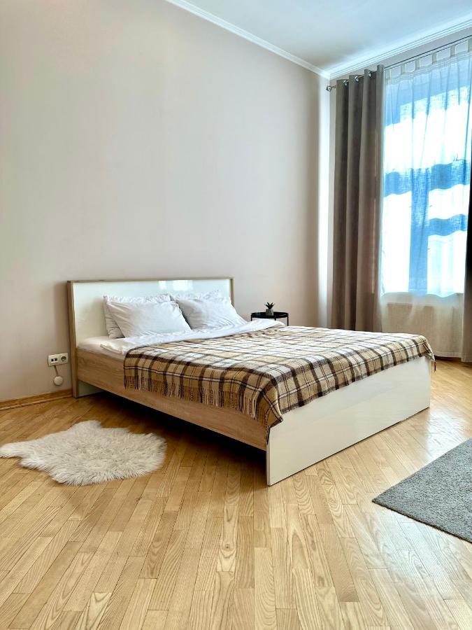 Apartments In The City Center, Near A Theatre, Zlata Plaza Ρίβνε Εξωτερικό φωτογραφία