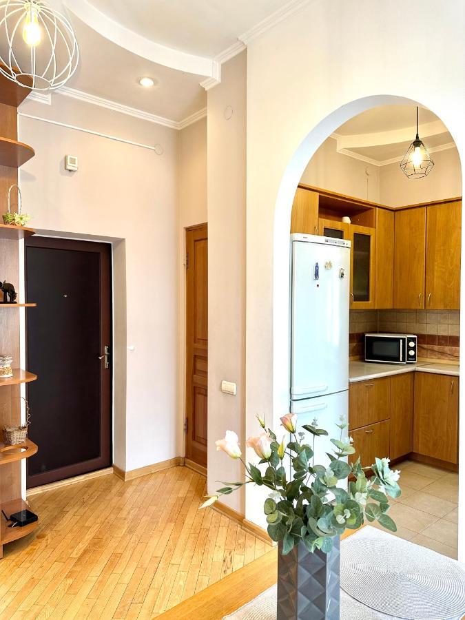 Apartments In The City Center, Near A Theatre, Zlata Plaza Ρίβνε Εξωτερικό φωτογραφία
